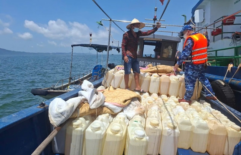 4.000 lít xăng không rõ nguồn gốc bị lực lượng chức năng Vùng Cảnh sát biển 1 tạm giữ