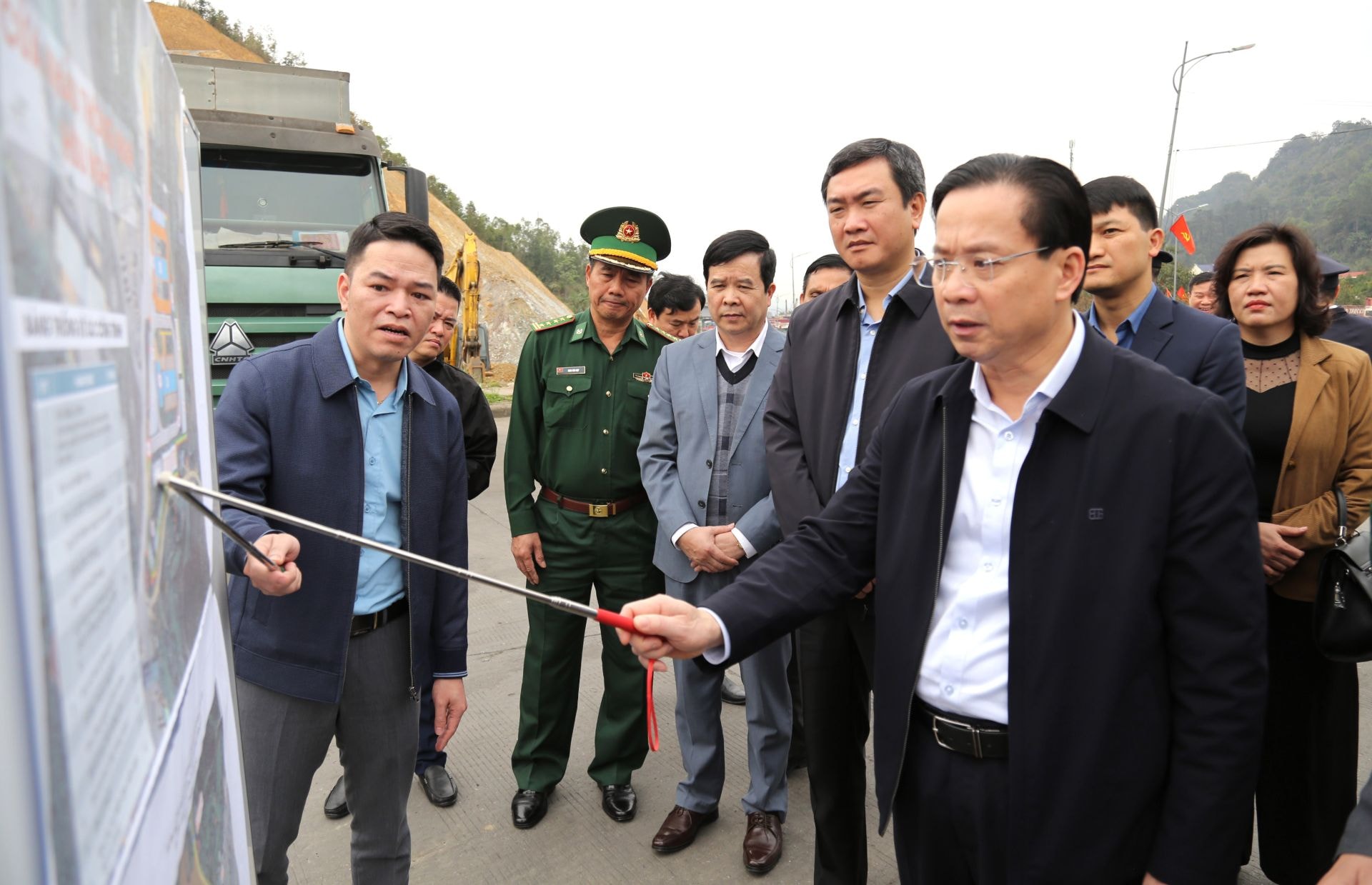 Bí thư Tỉnh ủy Lạng Sơn Hoàng Văn Nghiệm cùng Đoàn công tác kiểm tra thực tế tại Cửa khẩu Quốc tế Hữu Nghị, huyện Cao Lộc, tỉnh Lạng Sơn
