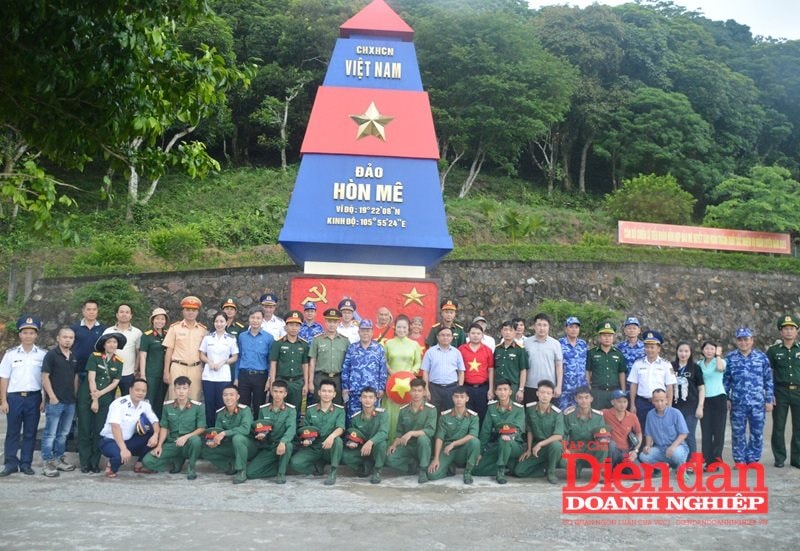Các đại biểu chụp ảnh lưu niệm cùng cán bộ, chiến sĩ Tiểu đoàn hỗn hợp đảo Hòn Mê