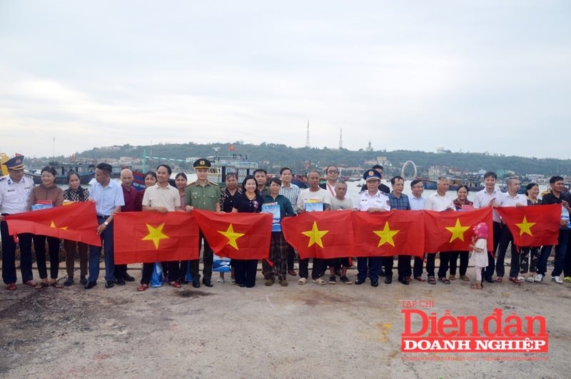 Đoàn công tác tặng cờ Tổ quốc cho bà con ngư dân tại huyện Đảo Bạch Long Vĩ