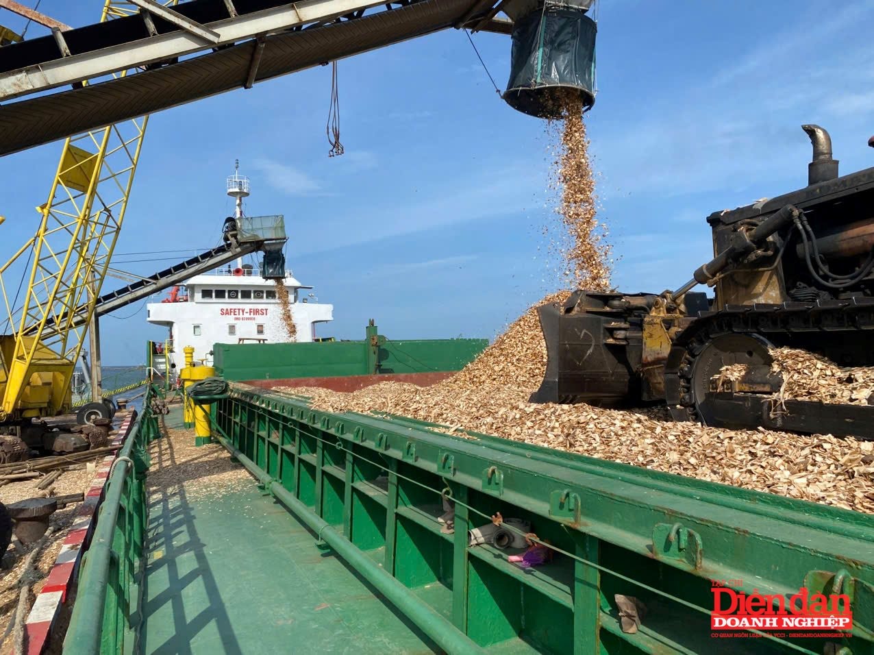 Tàu Thanh Thành Đạt đang “ăn” hàng gỗ dăm (Ảnh Khắc Trà)