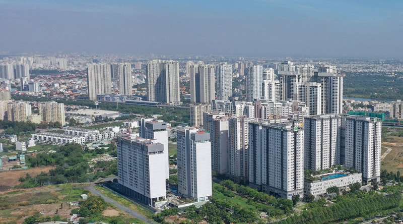 Giá bất động sản vẫn neo ở mức cao đặc biệt tại Hà Nội và TP HCM - Ảnh: ITN