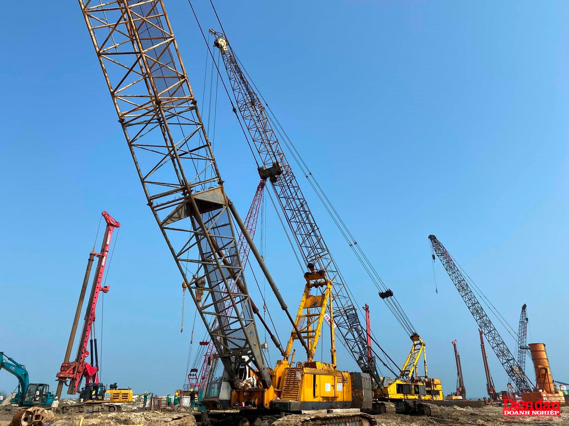 Công trường cảng nước sâu Mỹ Thủy (Ảnh Khắc Trà)