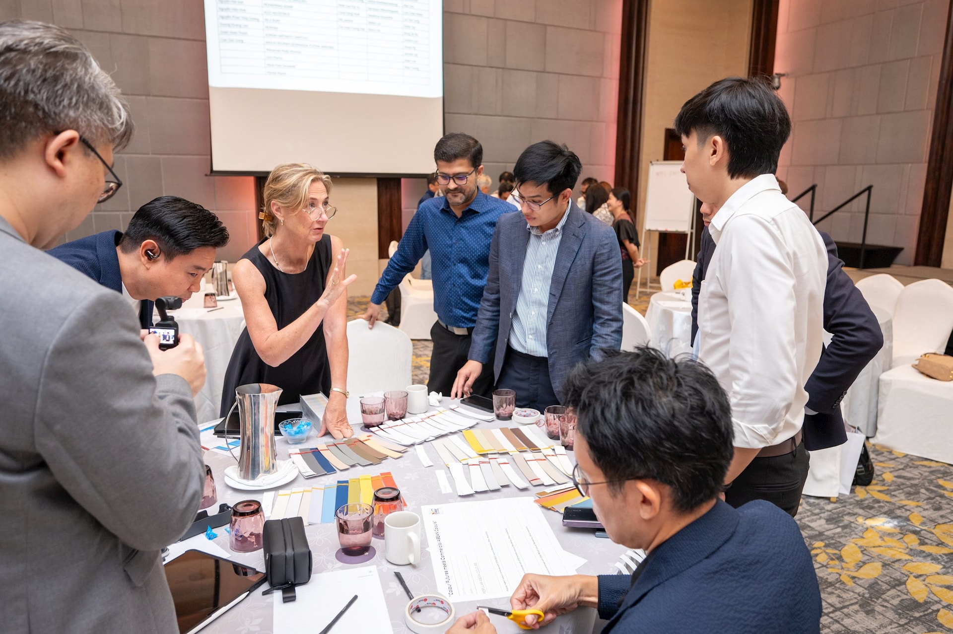 Bà Heleen van Gent, Giám đốc Sáng tạo của Trung tâm Mỹ thuật Toàn cầu của AkzoNobel, đã điều phối một buổi hội thảo về vai trò của màu sắc trong thiết kế bền vững