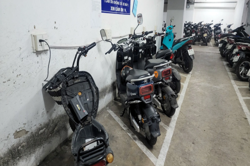 ha-noi-cam-sac-xe-dien-qua-dem-tai-chung-cu-mini-2-0311133224 (1)