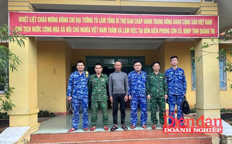 Bàn giao người và phương tiện gặp nạn cho Đồn Biên phòng Cồn Cỏ