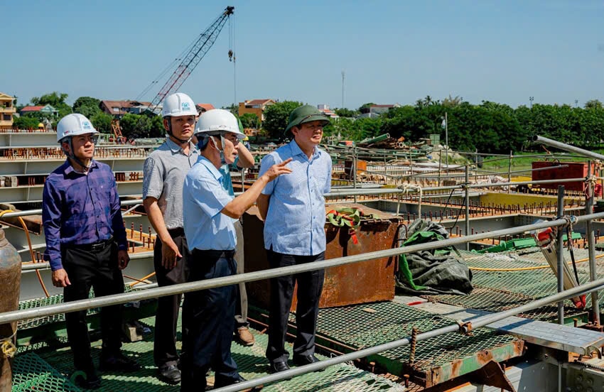 Bí thư Tỉnh ủy Lê Trường Lưu và Chủ tịch UBND tỉnh Nguyễn Văn Phương đi thực địa, kiểm tra tiến độ giải phóng mặt bằng, thi công DA cầu vượt sông Hương.