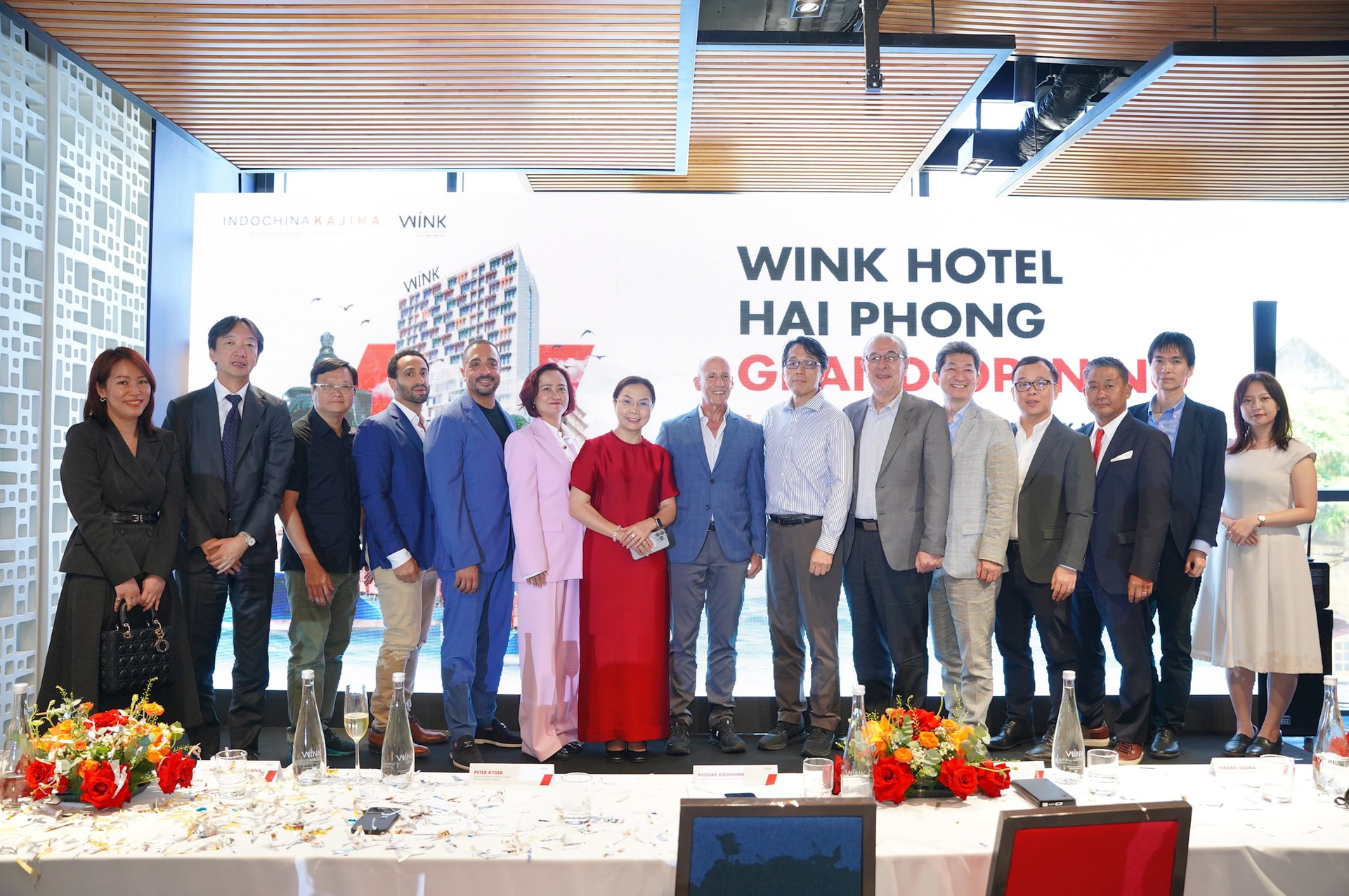 Bà Nguyễn Thị Vân Anh, Phó Chủ tịch UBND phường Hồng Bàng và các đại diện Kajima Corporation, Indochina Capital, Indochina Kajima cùng các đối tác tại buổi Lễ