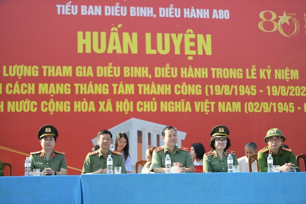 Học viên Công an luyện tập trong nắng nóng hơn 40 độ C chuẩn bị cho lễ diễu binh A80