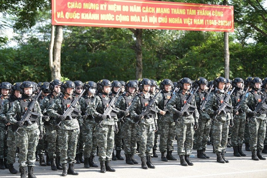 Học viên Công an luyện tập trong nắng nóng hơn 40 độ C chuẩn bị cho lễ diễu binh A80