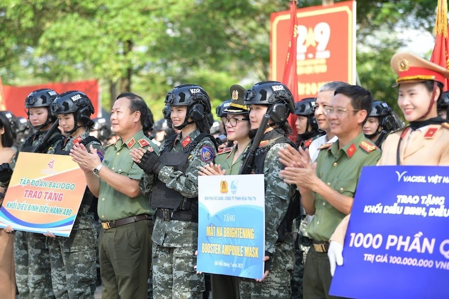 Học viên Công an luyện tập trong nắng nóng hơn 40 độ C chuẩn bị cho lễ diễu binh A80