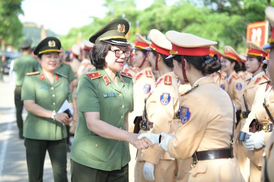 Học viên Công an luyện tập trong nắng nóng hơn 40 độ C chuẩn bị cho lễ diễu binh A80