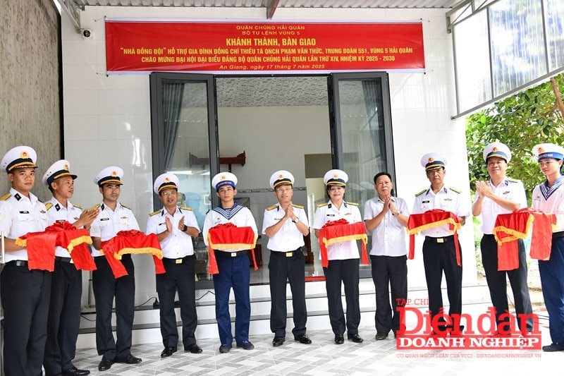 1. Đại tá Ngô Văn Thành (đứng giữa) và các đại biểu cắt băng khánh thành nhà đồng đội