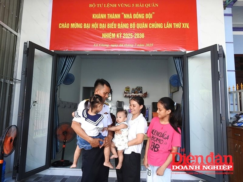 4. Niềm vui của gia đình quân nhân trong ngày đón nhận Nhà đồng đội