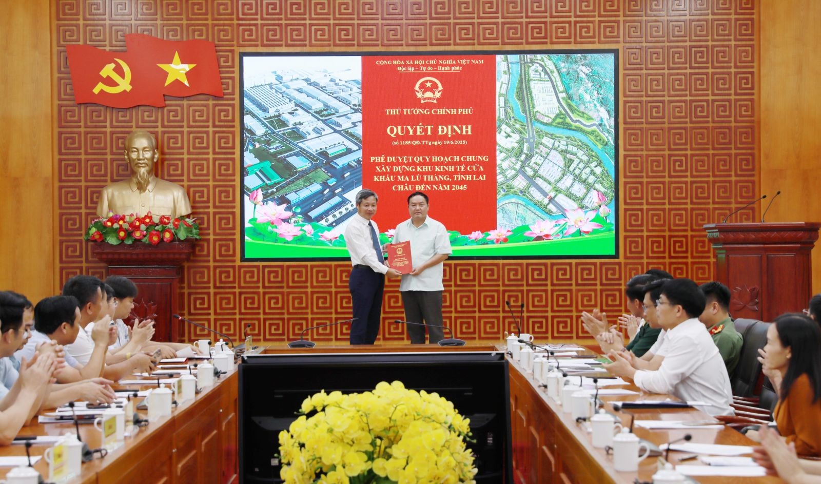 Đại diện Vụ Quy hoạch kiến trúc - Bộ Xây dựng trao Quyết định cho lãnh đạo tỉnh Lai Châu.