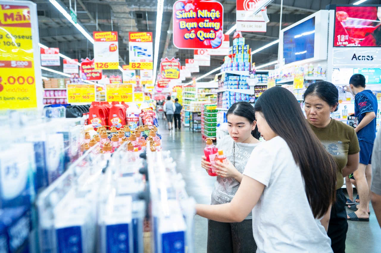 5 Các bạn trẻ hào hứng mua sắm tại GO!