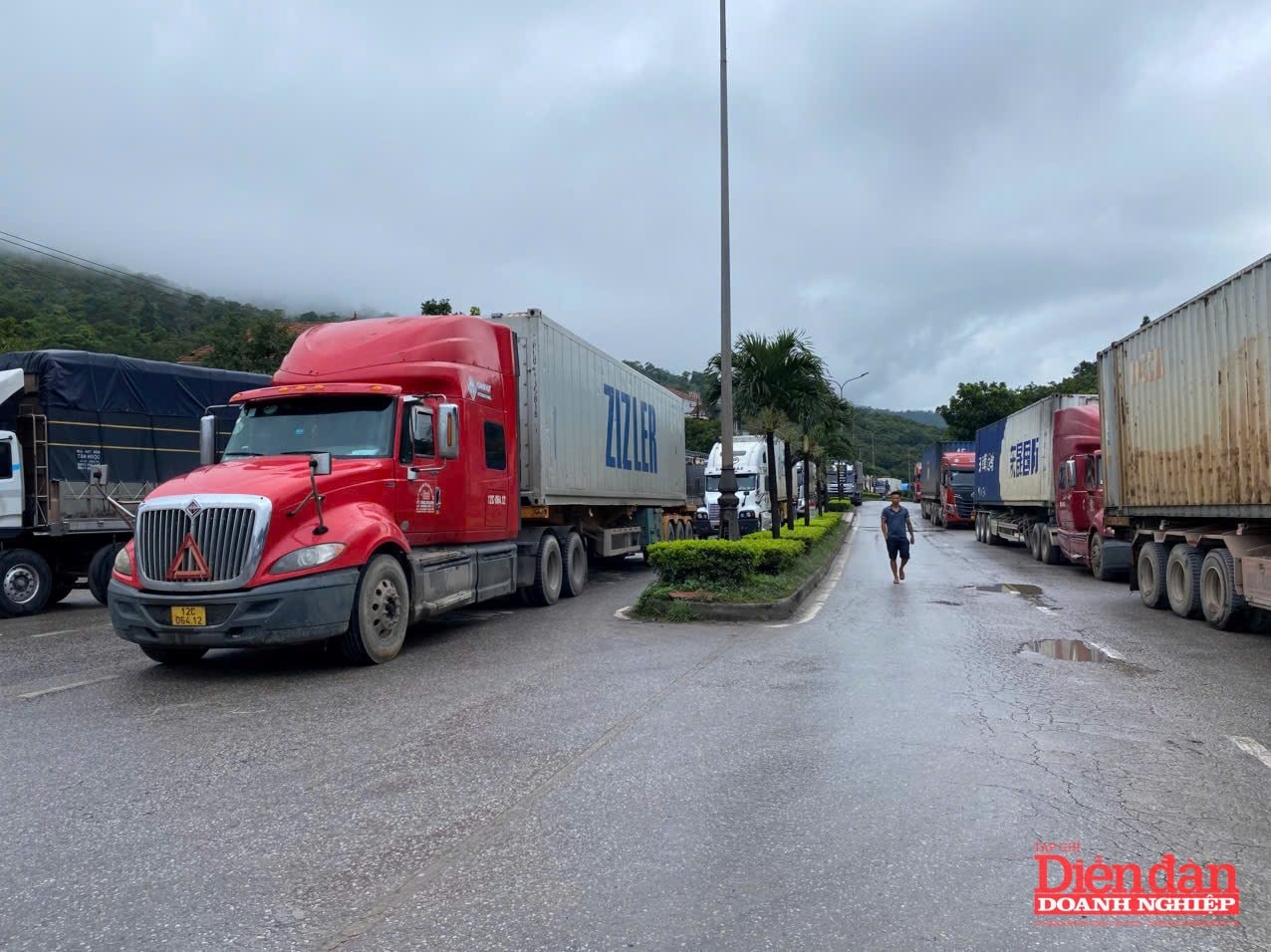 Dòng xe nối đuôi nhau chờ thông quan qua cửa khẩu quốc tế Cha Lo (Ảnh Khắc Trà)