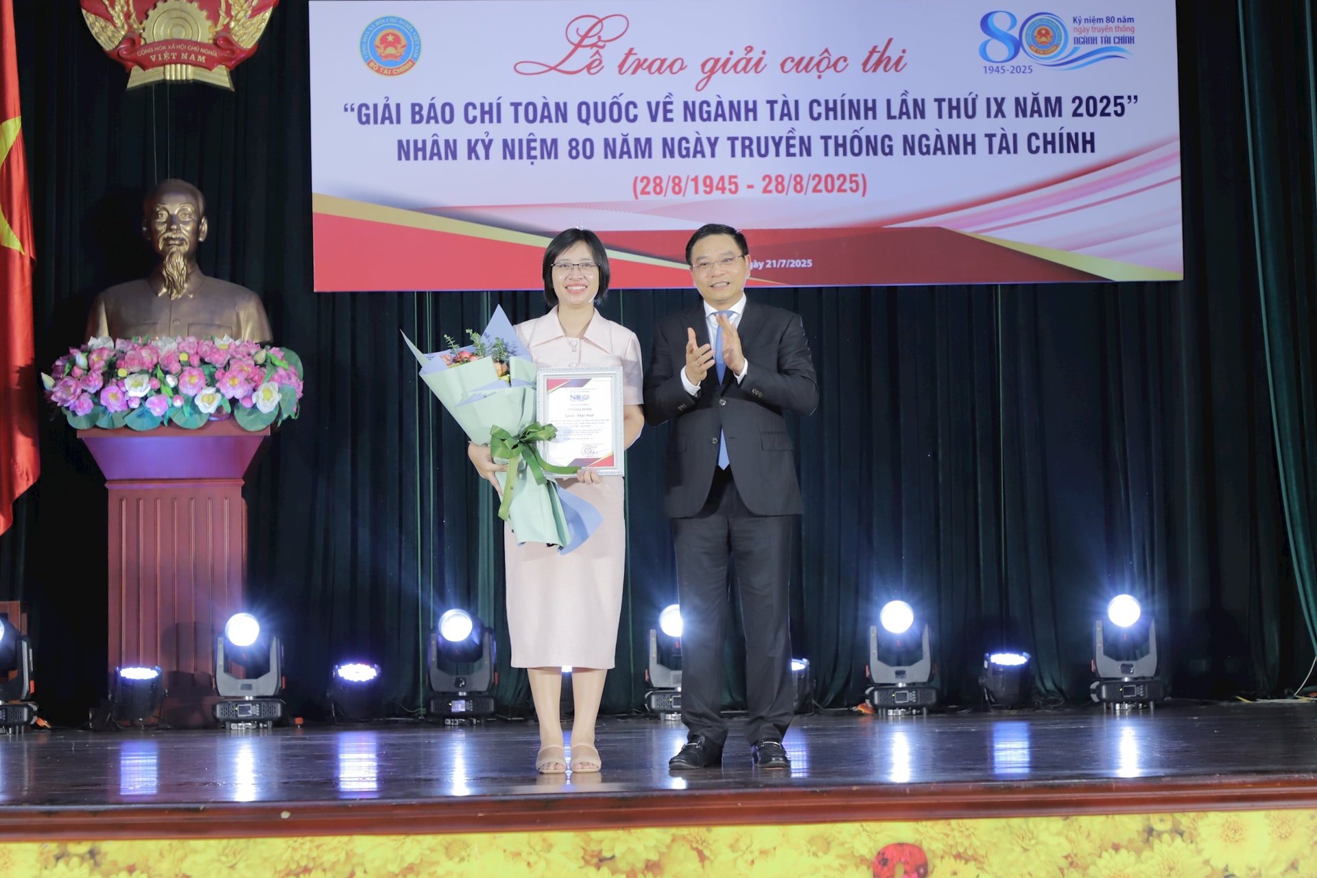giai-bao-chi-viet-ve-nganh-tai-chinh-21.7.2.jpg