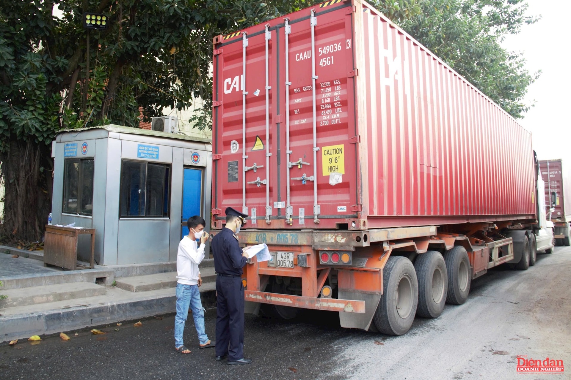 Tình hình buôn lậu, hàng giả tại Cửa khẩu quốc tế Lao Bảo luôn diễn biến phức tạp (Ảnh Khắc Trà)