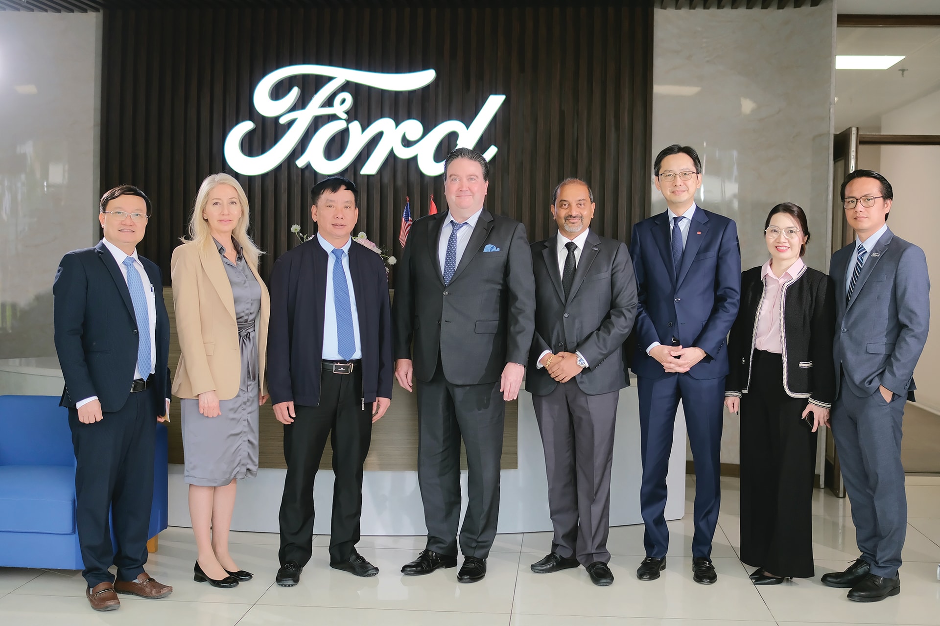 Ông Marc E. Knapper, Đại sứ Hoa Kỳ tại Việt Nam, đến thăm Công ty TNHH Ford Motor Viet Nam.