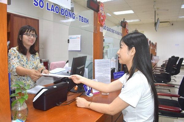 Người dân thực hiện thủ tục hành chính tại Trung tâm Phục vụ hành chính công tỉnh Bà Rịa - Vũng Tàu (cũ) phường Phú Mỹ TP. Hồ Chí Minh.