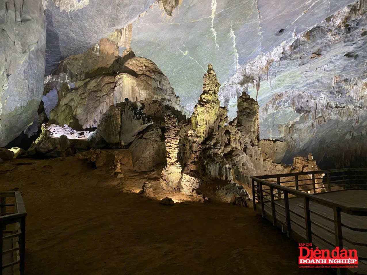 Vẻ đẹp huyền ảo bên trong động Phong Nha (Ảnh Khắc Trà)