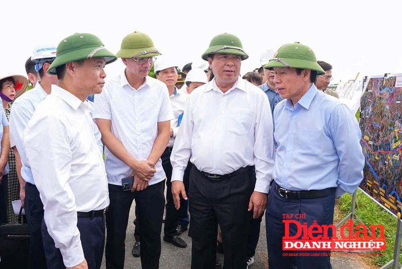 Bộ trưởng Bộ Xây dựng Trần Hồng Minh cùng đoàn công tác kiểm tra Dự án tuyến đường sắt Lào Cai - Hà Nội - Hải Phòng tại khu vực ga Nam Hải Phòng