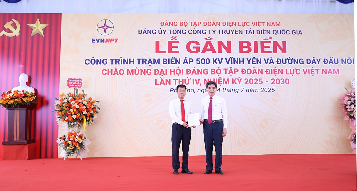 Đồng chí Nguyễn Hữu Tuấn – Phó Bí thư Thường trực Đảng ủy EVN (ảnh phải) trao Quyết định công nhận Công trình chào mừng Đại hội Đảng bộ Tập đoàn Điện lực Việt Nam lần thứ IV, nhiệm kỳ 2025-2030