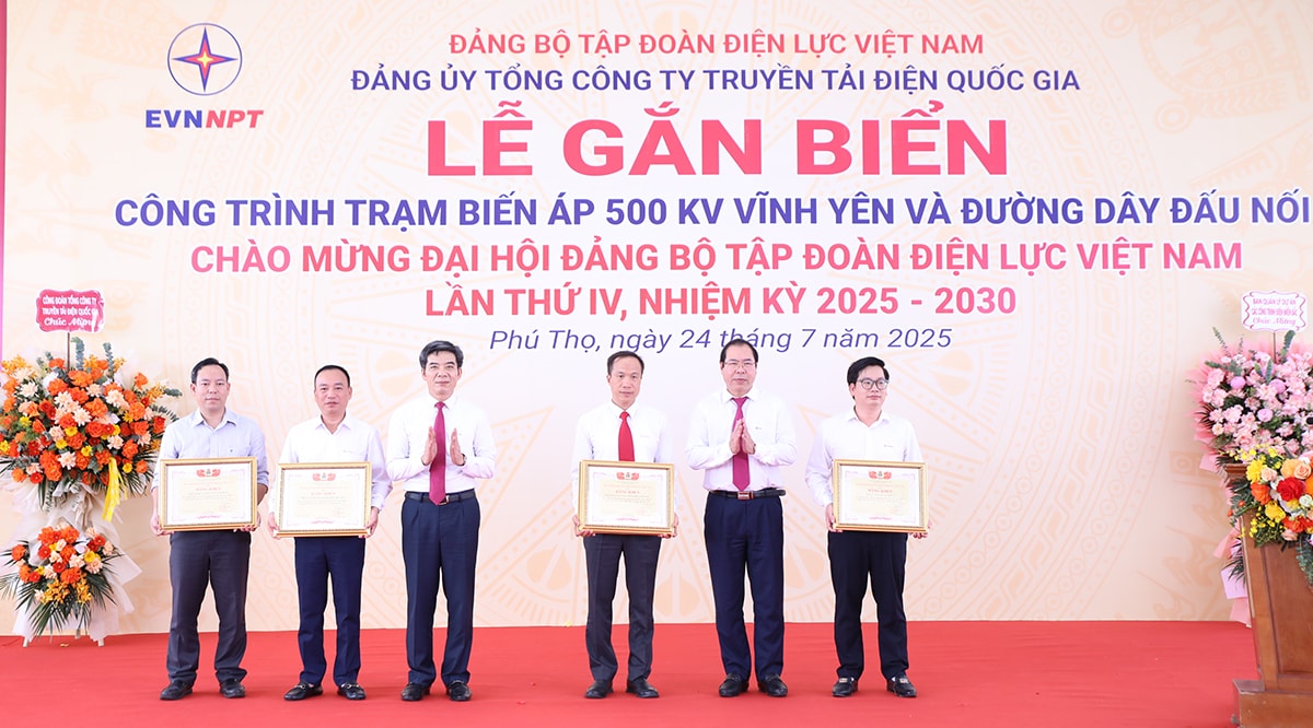 Lãnh đạo Đảng ủy, Công đoàn Điện lực Việt Nam trao khen thưởng cho các đơn vị hoàn thành xuất sắc nhiệm vụ trong xây dựng Dự án Trạm biến áp 500kV Vĩnh Yên và đường dây đấu nối
