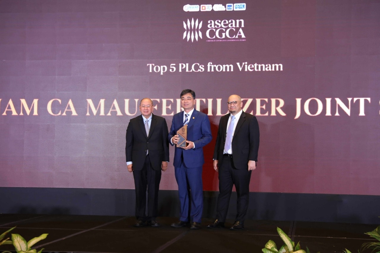 Ông Trần Ngọc Nguyên - Chủ tịch HĐQT PVCFC tham dự và nhận vinh danh Top 5 doanh nghiệp niêm yết của Việt Nam có điểm số quản trị cao nhất