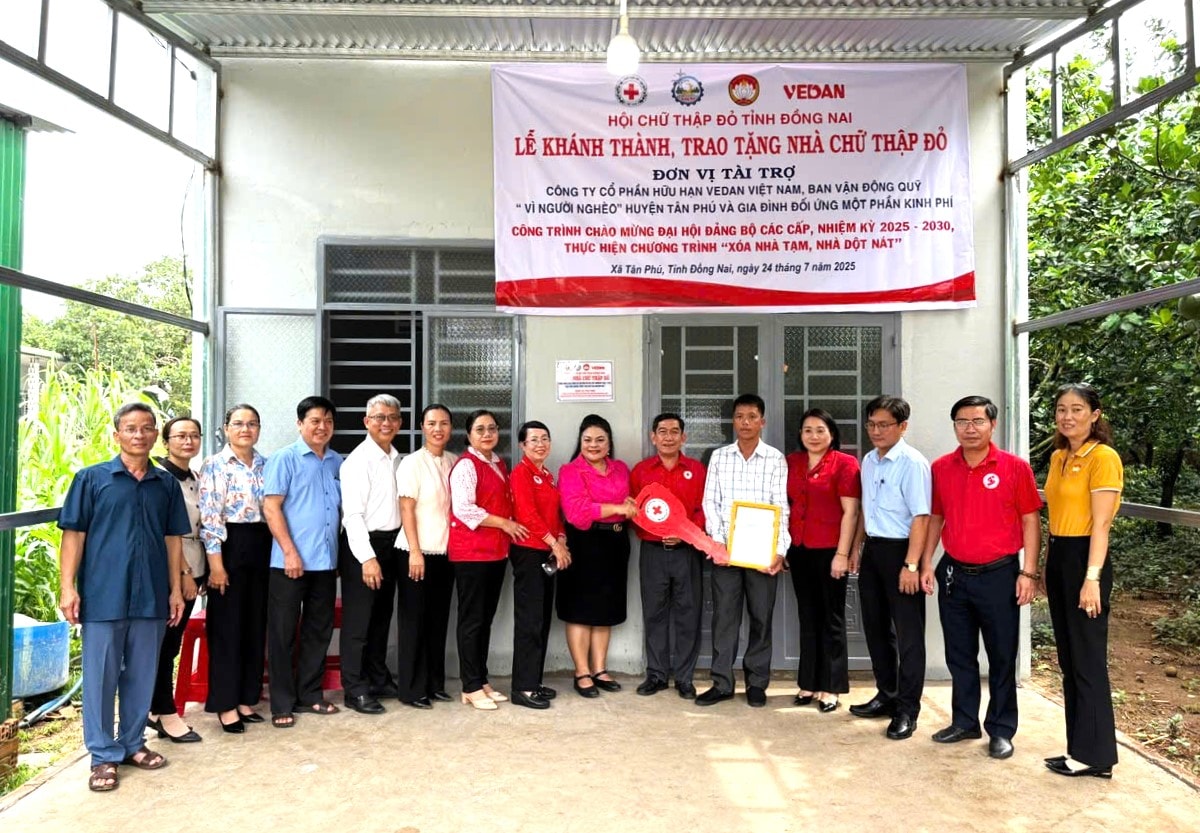 Bà Nguyễn Thu Thủy – Phó GĐ đối ngoại Vedan Việt Nam – cùng Hội CTĐ tỉnh Đồng nai trao tặng nhà cho gia đình ông Bế Văn Héo