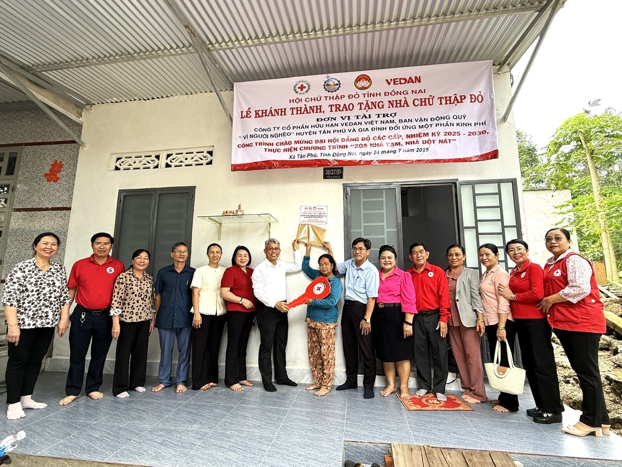 Đại diện Vedan Việt Nam cùng đại diện địa phương trao nhà cho gia đình ông Trần Văn Phúc