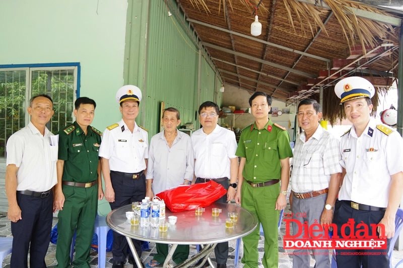 1. Đại tá Đỗ Hồng Duyên thăm gia đình chính sách trên địa bàn xã Long Sơn