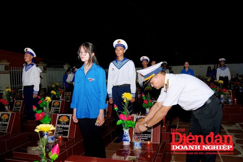 Cán bộ, chiến sĩ Vùng 1 thắp hương tri ân các anh hùng, liệt sĩ tại nghĩa trang phường Thiên Hương, TP. Hải Phòng. Ảnh TTV