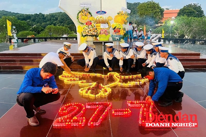 Cán bộ, đoàn viên thanh niên Vùng 5 làm công tác chuẩn bị cho Lễ dâng hương - Thắp nến tri ân tại Nghĩa trang liệt sĩ đặc khu Phú Quốc. Ảnh TTV