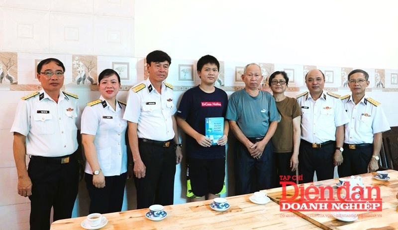 Chuẩn Đô đốc Đỗ Văn Yên, Phó Chính ủy Hải quân cùng đoàn công tác Quân chủng Hải quân tặng quà thân nhân gia đình liệt sĩ Lưu Anh Tuấn tại Hải Phòng. Ảnh PV
