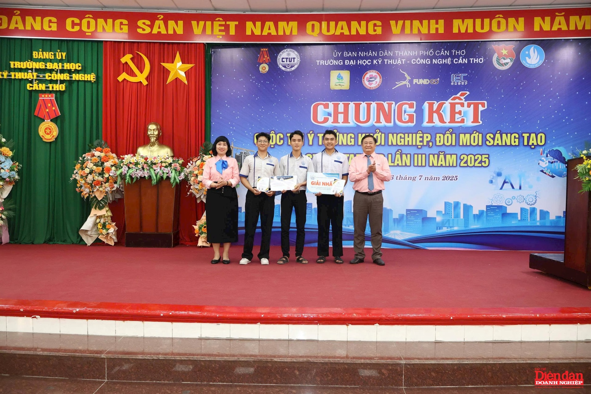 Đại diện Công ty Cổ phần Đầu tư IEC tài trợ các mã codes học tập trọn đời với phần mềm ELSA Pro – Lifetime cho đội đạt giải Nhất tại cuộc thi