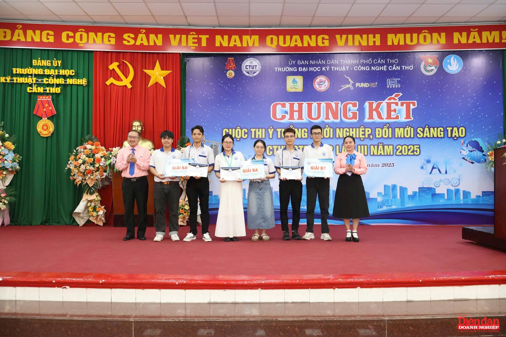 03 giải Ba gồm các dự án: Thuyền quan trắc tự hành QTGO, Module điều khiển quạt thông minh và Tự tâm - Xà bông thủ công