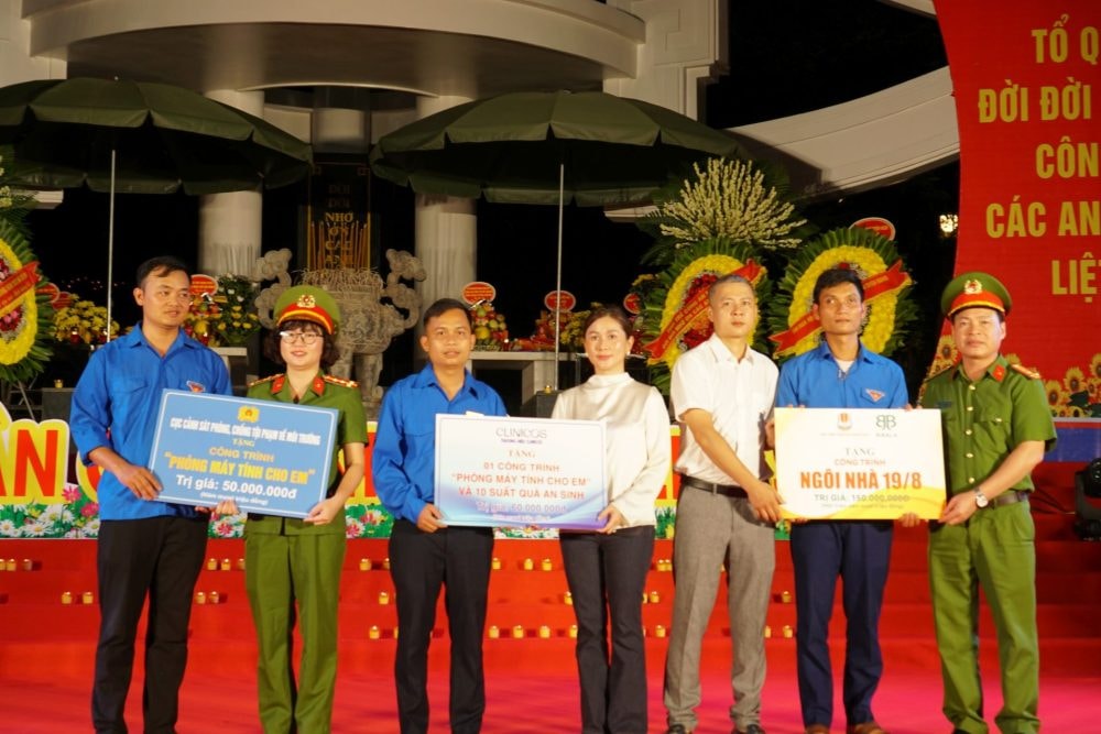 Tuổi trẻ Công an nhân dân thắp lửa tri ân, trao yêu thương đến vùng biên