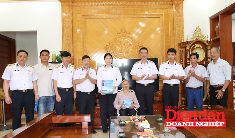 Thiếu tướng Nguyễn An Phong, Bí thư Đảng ủy, Chính ủy Hải quân cùng đoàn công tác tặng quà thân nhân liệt sĩ Hoàng Đức Khoa tại phường Bạch Đằng, TP. Hải Phòng. Ảnh PV