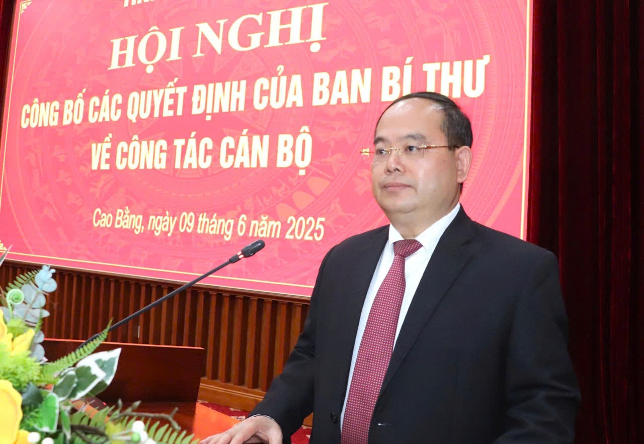 Ông Quản Minh Cường - Bí thư Tỉnh ủy, Trưởng Đoàn đại biểu Quốc hội tỉnh Cao Bằng phát biểu tại Hội nghị công bố các quyết định của Ban Bí thưu về công tác cán bộ, ngày 9/6/2025.