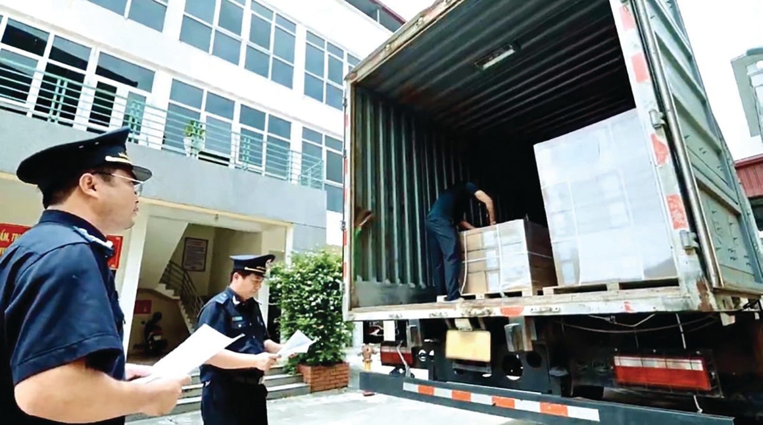 Hải quan khu vực IV thông quan cho kim ngạch xuất nhập khẩu tăng 15%. Ảnh HA