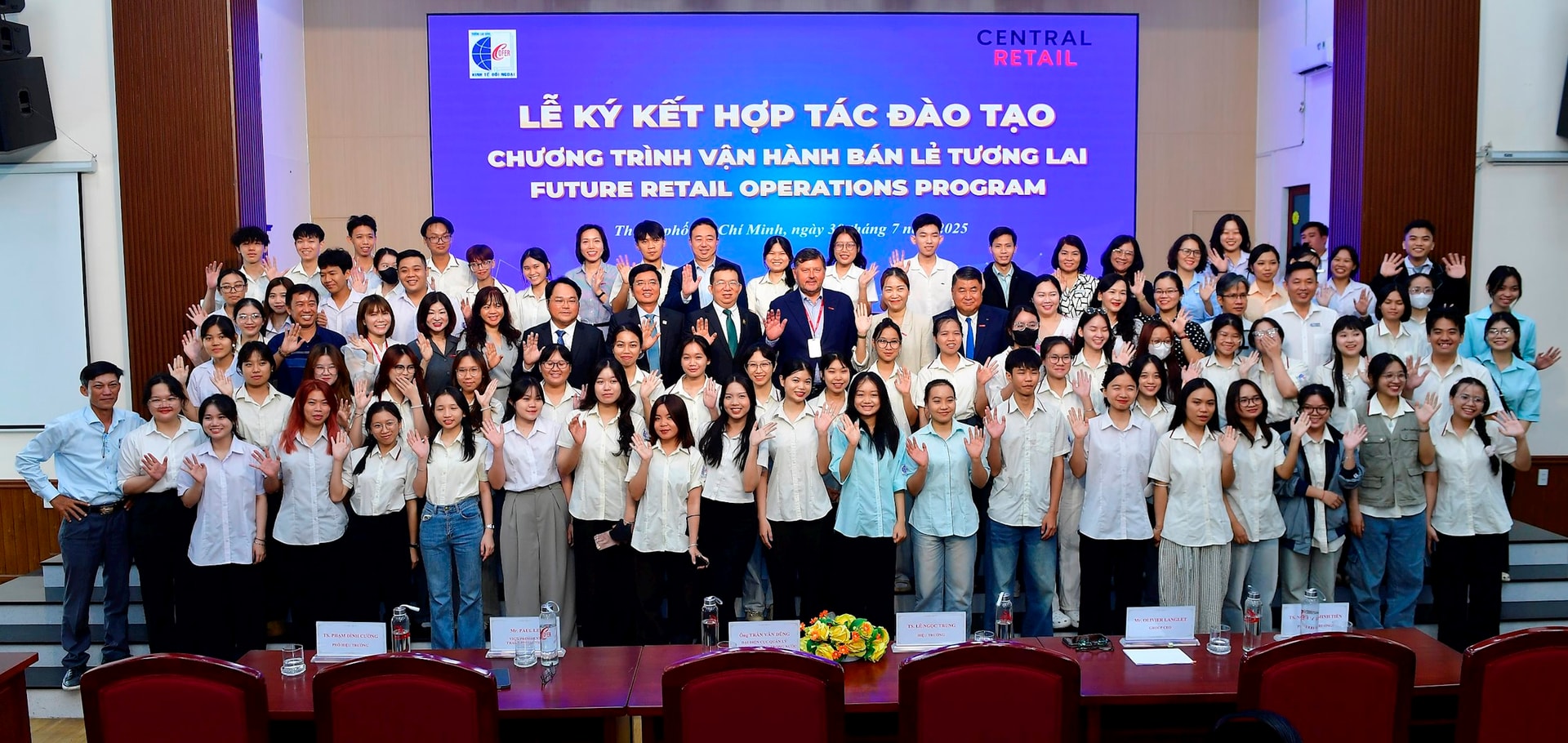 2 Sinh viên trường Cao đẳng Kinh tế Đối ngoại hào hứng trong ngày Nhà trường ký kết hợp tác với tập đoàn Central Retail Việt Nam (1)