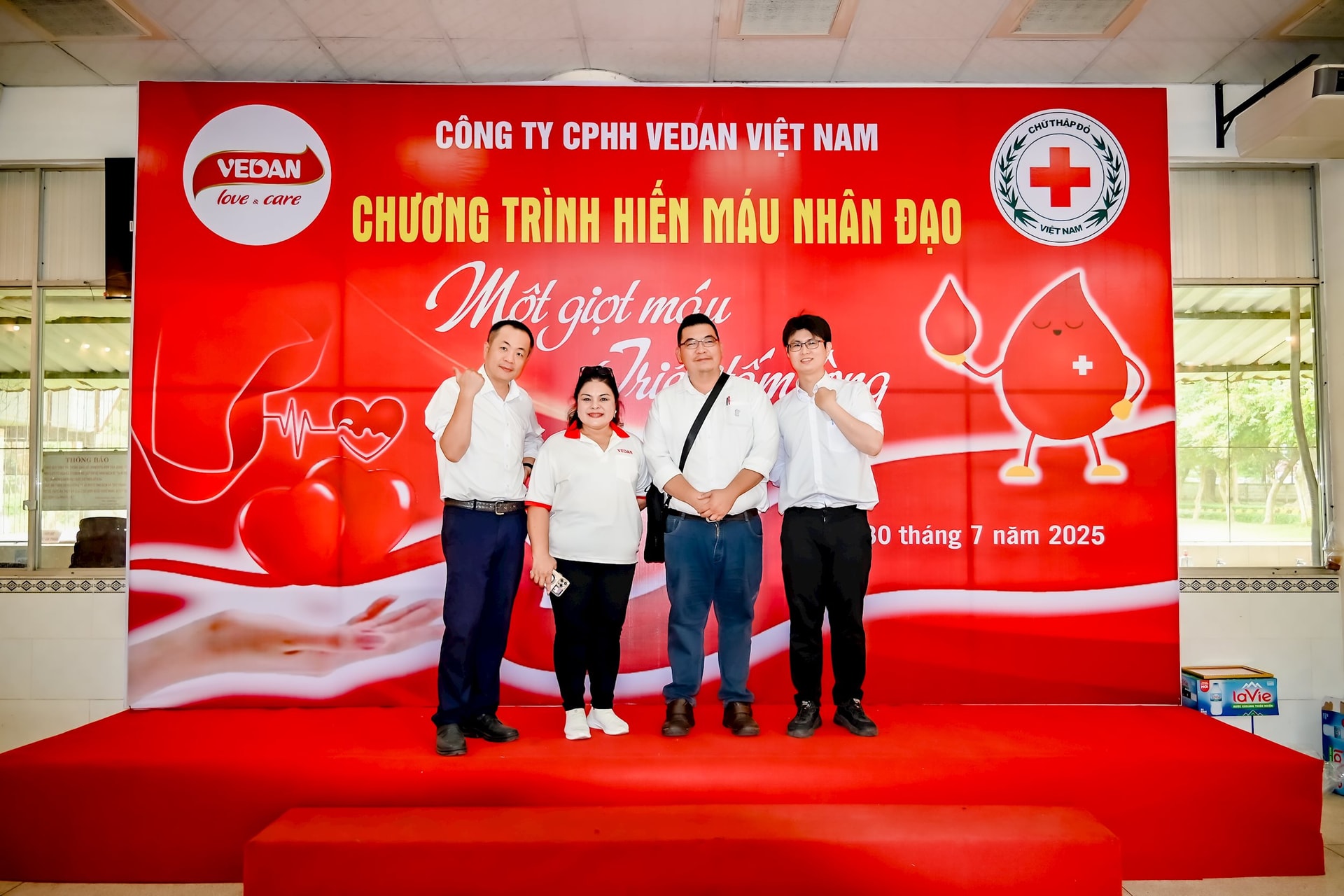 Các cán bộ người nước ngoài cùng tham gia chương trình hiến máu nhân đạo