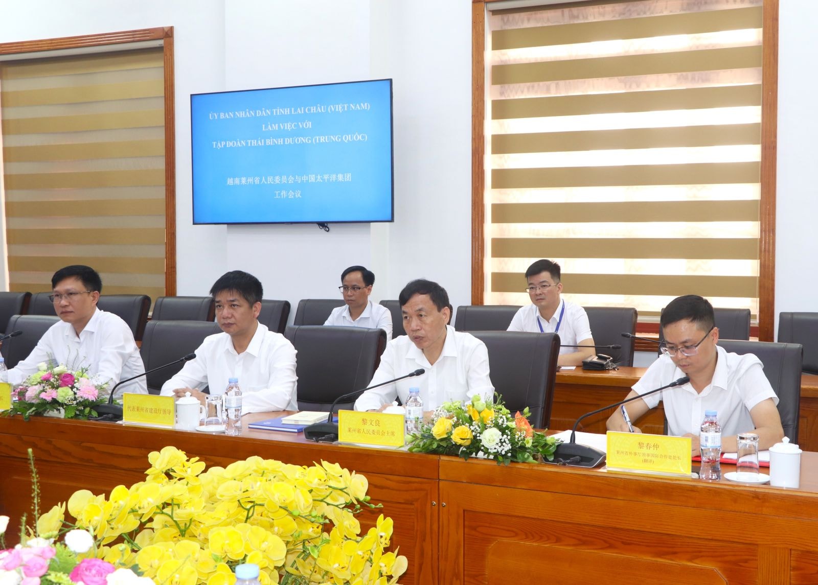 Chủ tịch UBND tỉnh Lai Châu Lê Văn Lương trao đổi tại buổi làm việc.