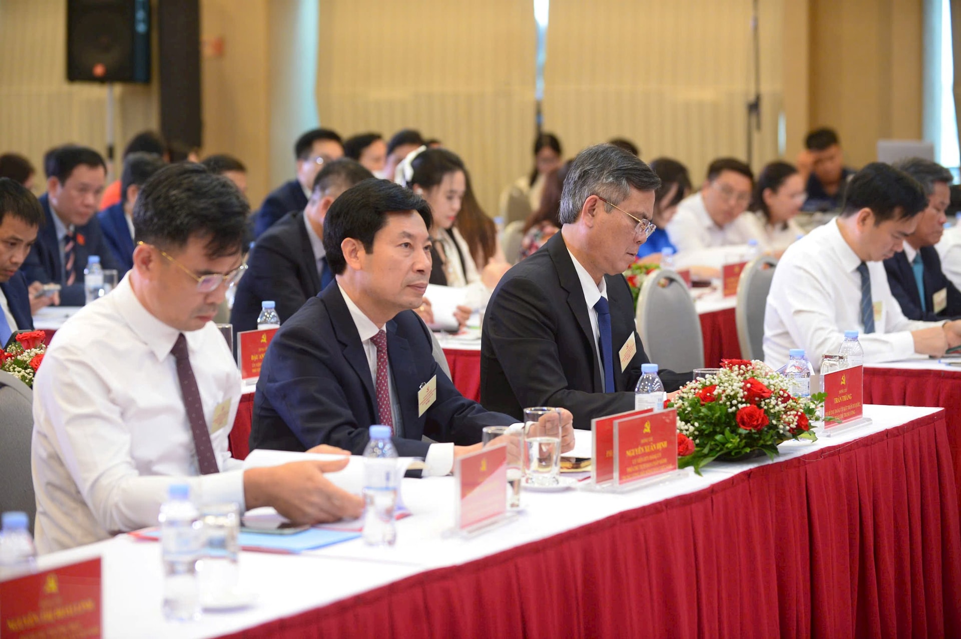 Đại hội vinh dự đón tiếp các đồng chí: Đồng chí Nguyễn Hữu Thành, Hàm Vụ trưởng Vụ Tổng hợp, Văn phòng Trung ương Đảng; Đồng chí Nguyễn Anh Duyên, Phó Vụ trưởng Vụ Tham mưu Tổng hợp, Văn phòng Trung ương Đảng; Đồng chí Đại tá Nguyễn Mạnh Toàn, Phó Cục trưởng Cục An ninh Kinh tế, Bộ Công an; Đồng chí Bùi Huy Thành, Phó Vụ trưởng Vụ V, Ban Tổ chức Trung ương; Đồng chí Hoàng Minh Thuyết, Phó Vụ trưởng vụ địa bàn IIA, Ủy ban Kiểm tra Trung ương; Đồng chí Trần Vân Anh, Ủy viên Ban Chấp hành Đảng bộ, 