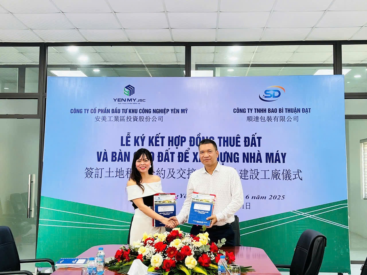Ký kết hợp đồng thuê đất và bàn giao đất để xây dựng nhà máy tại KCN số 05 giữa Công ty CP Đầu tư KCN Yên Mỹ và Công ty TNHH Bao bì Thuận Đạt 