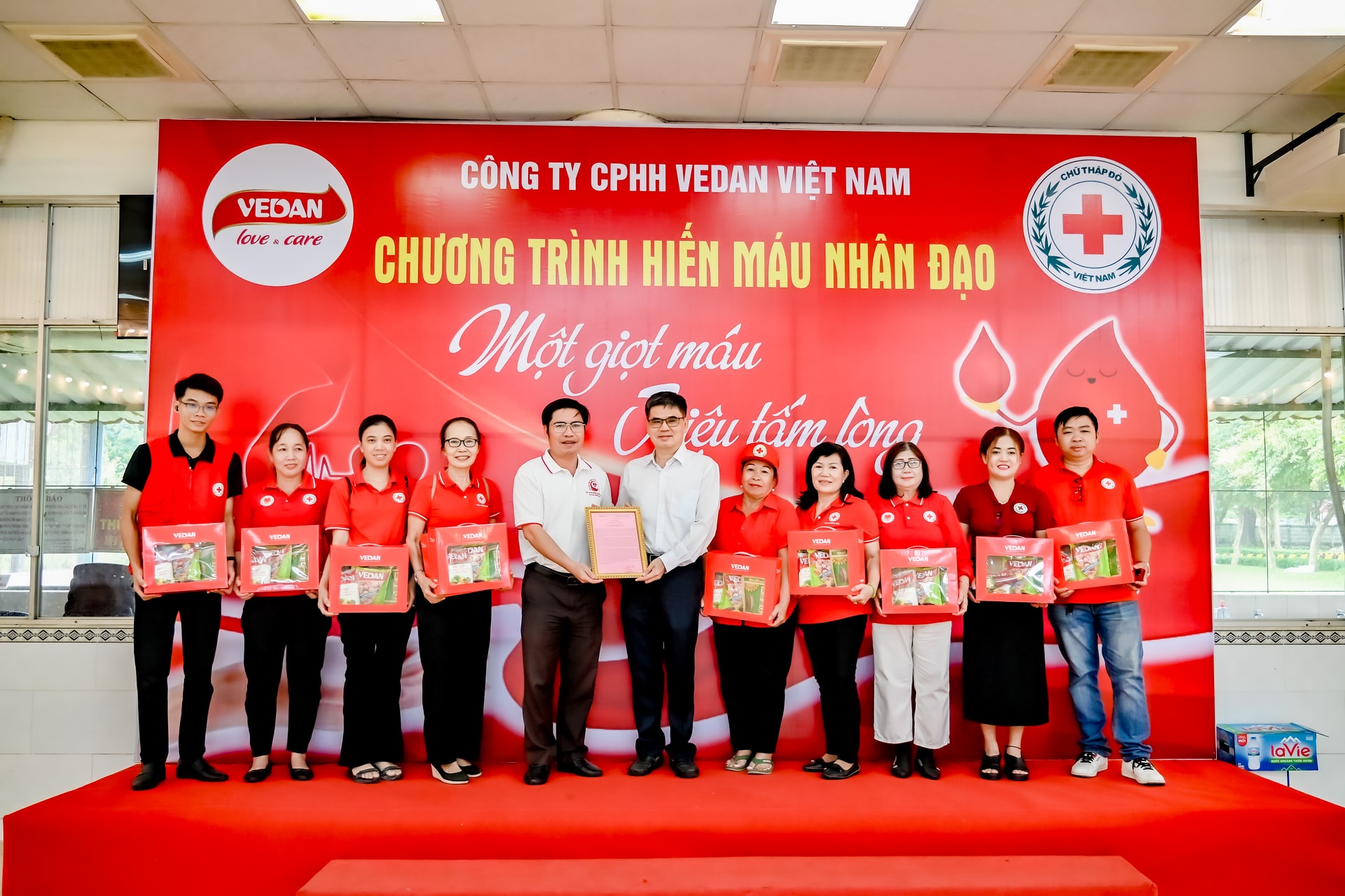 Ông Ko Chung Chih (Phó TGĐ Vedan) nhận thư cám ơn từ Hội CTĐ tỉnh Đồng Nai