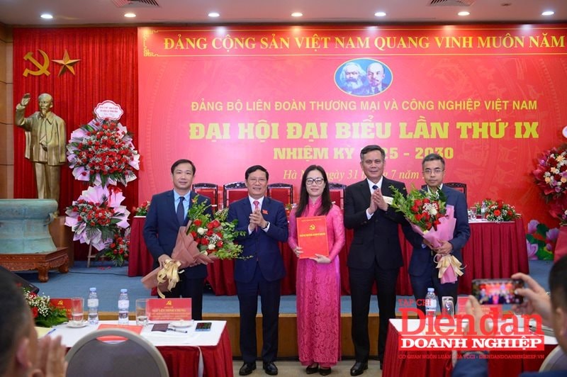 ra-mat-ban-chap-hanh-dang-bo-31.7.2.jpg