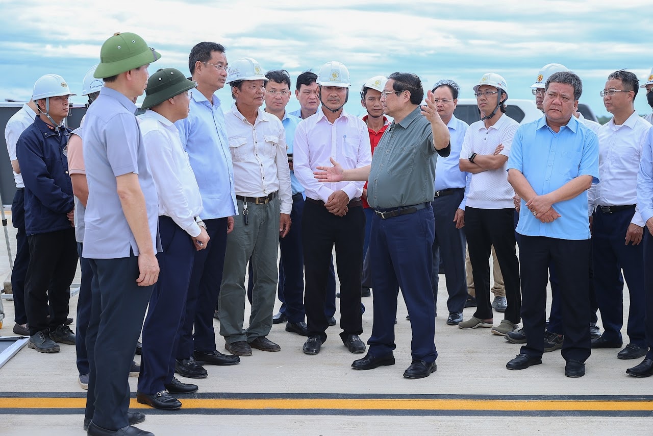 Thủ tướng Phạm Minh Chính tại công trường sân bay Quảng Trị (Ảnh VGPNhật Bắc)